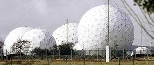 Echelon - das Spionagenetzwerk, an dem die USA und Großbritannien beteiligt waren, gab es bereits seit den 1970er Jahren. Diese Aktivitäten sind längst bekannt.
