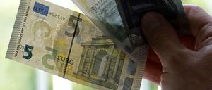 Welcher ist echt, welcher eine Blüte? Die falschen Fünfer sollen recht einfach zu erkennen sein.