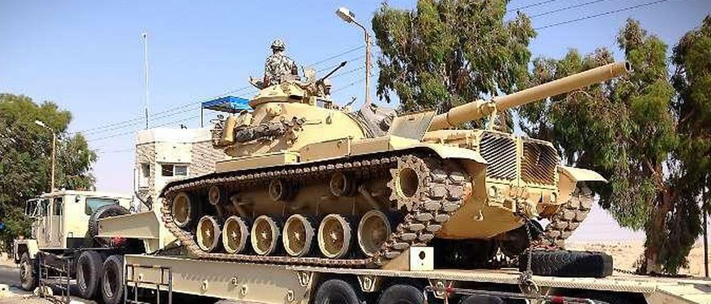 Die ägyptische Armee verlegt Panzer auf den Sinai. Dort ist die Sicherheitslage völlig außer Kontrolle geraten.