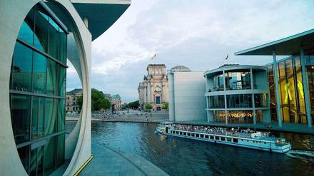 Blick auf die Bundestagsgebäude.