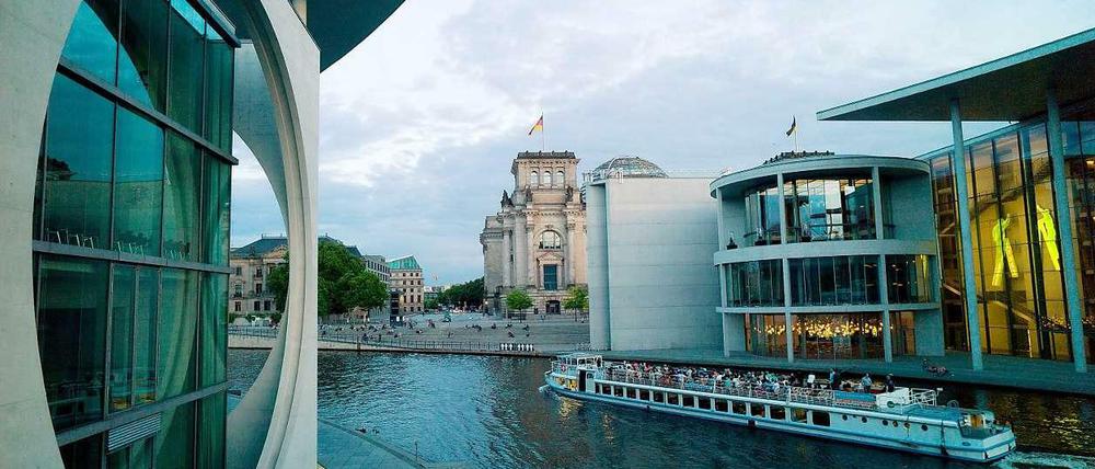Blick auf die Bundestagsgebäude.