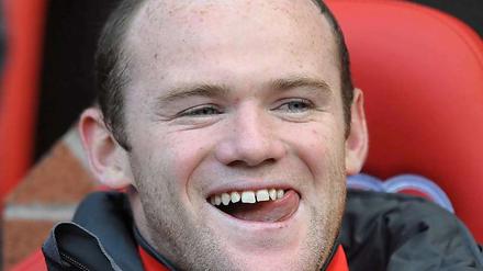 Zunge schnalzen und Tee trinken. Englands Nationalstürmer Wayne Rooney wartet auf seinen Wechsel.