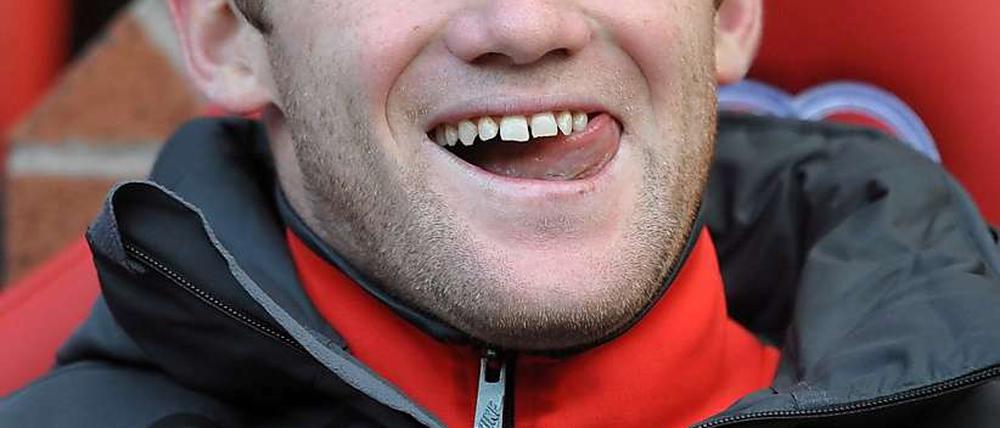 Zunge schnalzen und Tee trinken. Englands Nationalstürmer Wayne Rooney wartet auf seinen Wechsel.