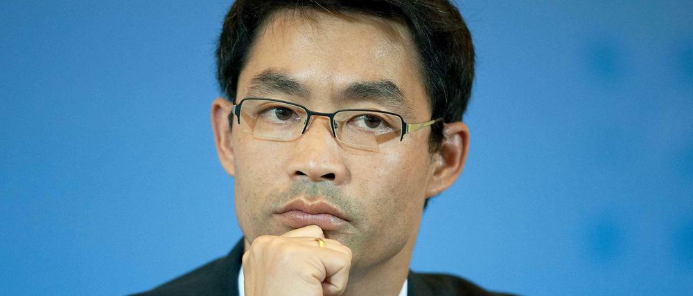 „Herr Steinbrück kann es eben nicht“: Im Tagesspiegel-Interview spricht FDP-Chef Rösler dem SPD-Kanzlerkandidat Steinbrück wegen dessen wegen NSA-Kritik die Kanzler-Befähigung ab.