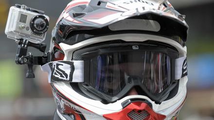 Wird die Action-Cam am Helm angebracht, vermitteln die Aufnahmen beim Betrachter den Eindruck, selbst dabei gewesen zu sein.
