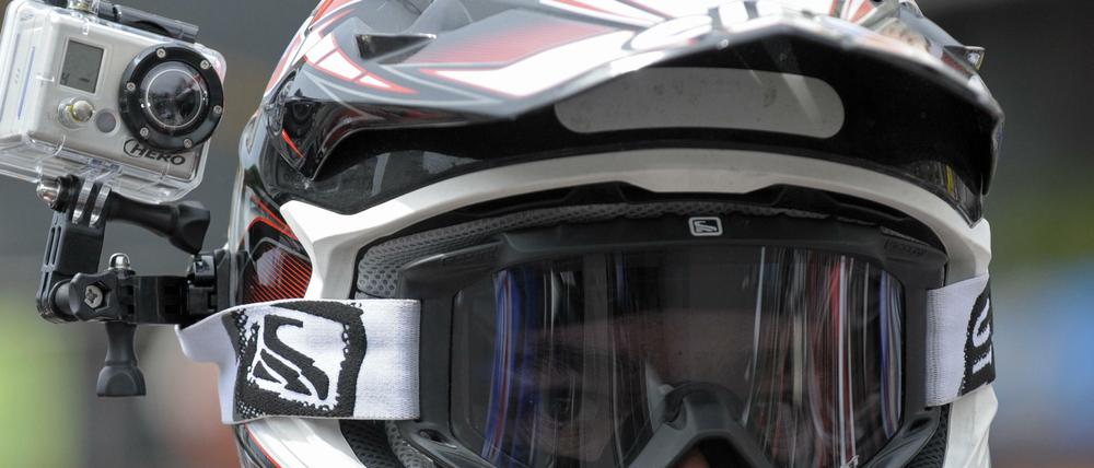 Wird die Action-Cam am Helm angebracht, vermitteln die Aufnahmen beim Betrachter den Eindruck, selbst dabei gewesen zu sein.