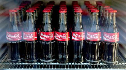 Solche Coca-Cola-Flaschen zu finden, ist derzeit schwierig. Namen wie "Thomas" und "Sabine" ersetzen den typischen Coca-Cola-Schriftzug.