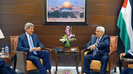 Pendeldiplomatie: US-Außenminister Kerry (links) traf sich mehrfach mit Mahmud Abbas (rechts) und israelischen Vertretern.