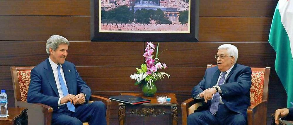 Pendeldiplomatie: US-Außenminister Kerry (links) traf sich mehrfach mit Mahmud Abbas (rechts) und israelischen Vertretern.