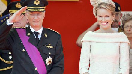 Der neue belgische König Philippe und seine Frau Mathilde bei der Militärparade, nachdem Philippe seinen Amtseid abgelegt hatte. 