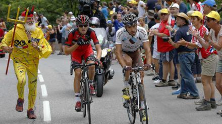L’Alpe d’Huez, wie es singt und lacht: Etappensieger Christophe Riblon und Tejay Van Garderen zwischen Radfans. 