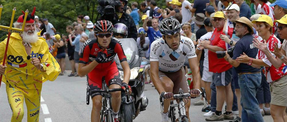 L’Alpe d’Huez, wie es singt und lacht: Etappensieger Christophe Riblon und Tejay Van Garderen zwischen Radfans.