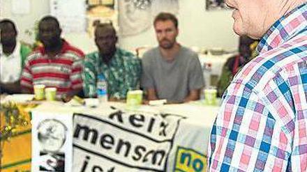 Diskussion im Zelt. Bürgermeister Franz Schulz hatte den runden Tisch mit den Flüchtlingen angeregt – und sich Absagen bei Bundes- und Landesregierung geholt.