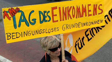 Auch bei den Gewerkschaften gibt es Befürworter eines bedingungslosen Grundeinkommens, wie hier auf einer Demonstration des DGB am 1. Mai. Gerade dort sind sie aber immer noch in der Minderheit, DGB-Chef Sommer lehnt das Grundeinkommen ab.