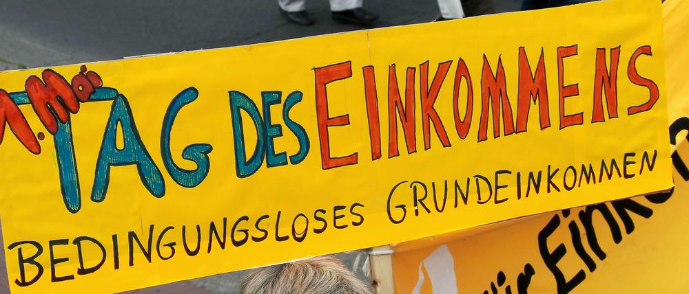 Auch bei den Gewerkschaften gibt es Befürworter eines bedingungslosen Grundeinkommens, wie hier auf einer Demonstration des DGB am 1. Mai. Gerade dort sind sie aber immer noch in der Minderheit, DGB-Chef Sommer lehnt das Grundeinkommen ab.