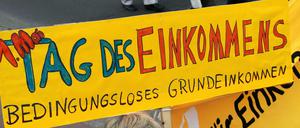 Auch bei den Gewerkschaften gibt es Befürworter eines bedingungslosen Grundeinkommens, wie hier auf einer Demonstration des DGB am 1. Mai. Gerade dort sind sie aber immer noch in der Minderheit, DGB-Chef Sommer lehnt das Grundeinkommen ab.