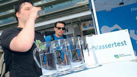 Dieser Herr war einer von wenigen Teilnehmern: Trotz der Hitze war es gar nicht so einfach, Passanten zu finden, die Berlins Wasser testen wollten.