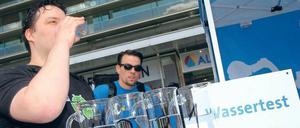 Dieser Herr war einer von wenigen Teilnehmern: Trotz der Hitze war es gar nicht so einfach, Passanten zu finden, die Berlins Wasser testen wollten.