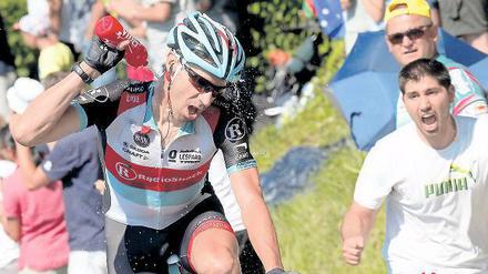 Jens Voigt kippt sich Wasser aus einer Trinkflasche über den Nacken.