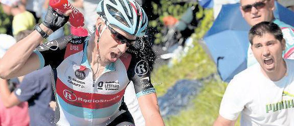 Jens Voigt kippt sich Wasser aus einer Trinkflasche über den Nacken.