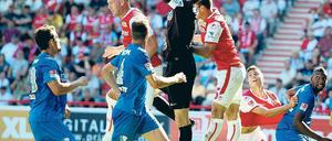 Herrscher im Köpenicker Luftraum. Bochums Torhüter Andreas Luthe war für die Unioner die meiste Zeit des Spiels nicht zu überwinden. Lediglich beim Freistoßtor durch Damir Kreilach agierte er nicht besonders glücklich. Foto: dpa