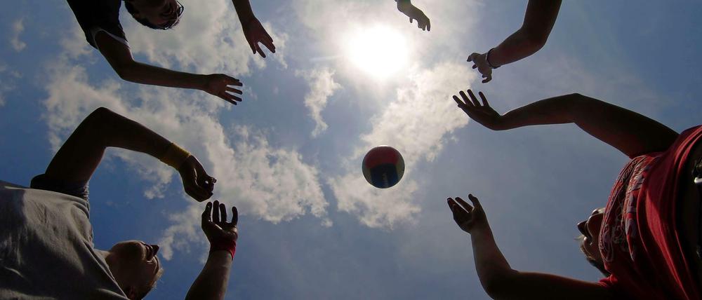 Beim Ballspiel zeigt sich, Jungs wollen um jeden Preis gewinnen und Mädchen nicht verlieren.