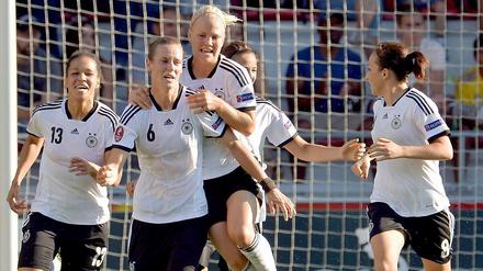 Simone Laudehr (6) bejubelt gemeinsam mit ihren Teamkolleginnen ihr Tor zum 1:0.