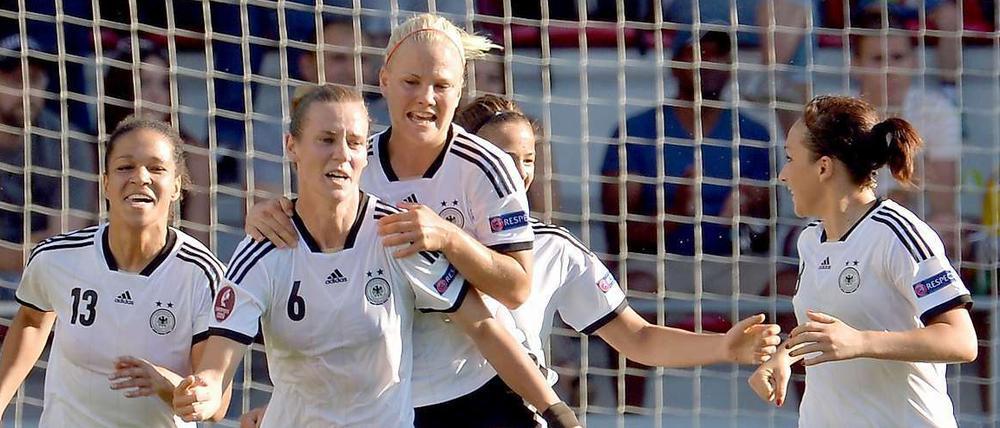 Simone Laudehr (6) bejubelt gemeinsam mit ihren Teamkolleginnen ihr Tor zum 1:0.