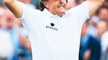 Der „Wow“-Moment. Phil Mickelson locht auf dem 18. Grün zum Birdie ein. 