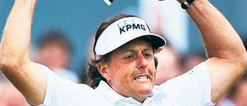 Der „Wow“-Moment. Phil Mickelson locht auf dem 18. Grün zum Birdie ein. 