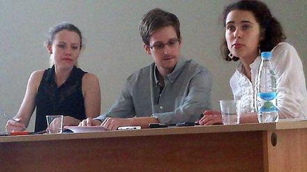 Edward Snowden mit Menschrechtlerinnen von Human Rights Watch in Russland.