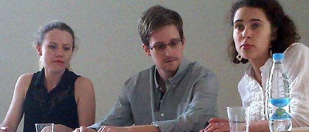 Edward Snowden mit Menschrechtlerinnen von Human Rights Watch in Russland.