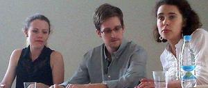 Edward Snowden mit Menschrechtlerinnen von Human Rights Watch in Russland.