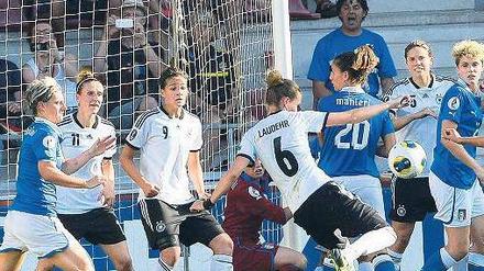 Ratz-fatz ins Tor. Simone Laudehr trifft mit diesem noch abgefälschten Schuss in der 26. Minute zum 1:0. Gegen Schweden im Halbfinale braucht die deutsche Mannschaft aber neben Glück auch wieder deutlich mehr fußballerische Klasse. Foto: AFP
