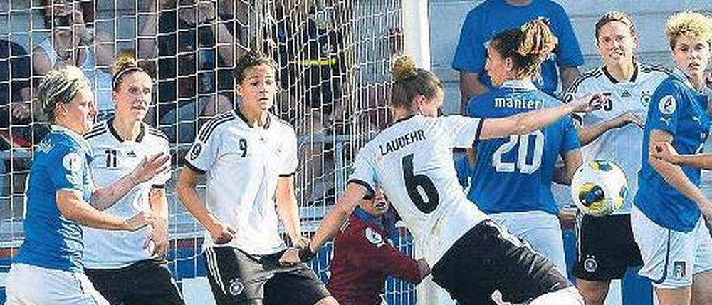 Ratz-fatz ins Tor. Simone Laudehr trifft mit diesem noch abgefälschten Schuss in der 26. Minute zum 1:0. Gegen Schweden im Halbfinale braucht die deutsche Mannschaft aber neben Glück auch wieder deutlich mehr fußballerische Klasse. Foto: AFP