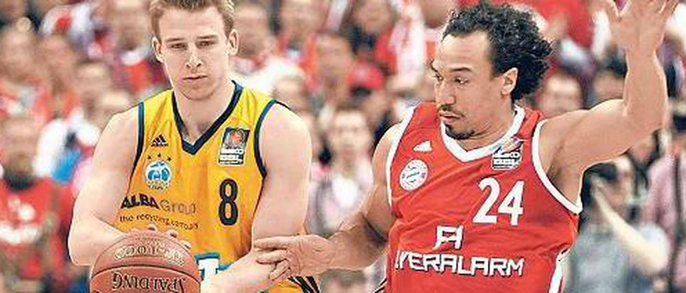 Seitenwechsel. Heiko Schaffartzik (links), hier im BBL-Pokalhalbfinale 2013 gegen Münchens Demond Greene, hat seinen Vertrag bei Alba Berlin auflösen lassen und wird sich wohl den Basketballern des FC Bayern München anschließen.