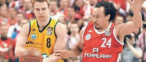 Seitenwechsel. Heiko Schaffartzik (links), hier im BBL-Pokalhalbfinale 2013 gegen Münchens Demond Greene, hat seinen Vertrag bei Alba Berlin auflösen lassen und wird sich wohl den Basketballern des FC Bayern München anschließen.