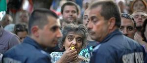 Tag für Tag versammeln sich in Bulgarien Demonstranten, um den Rücktritt der Regierung zu fordern. Die meisten sind jung. Aber diese ältere Dame sagt mit ihrer Trillerpfeife vor zwei Polizisten genau das gleiche: Rücktritt. 