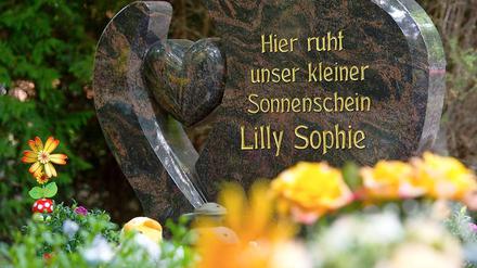 Die kleine Lily starb vor zwei Jahren im Krankenhaus. Sie war nach einem Einbruch durch die Eisdecke eines Sees wegen Unterkühlung ins Koma gefallen.