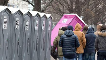 Auch manche Mobiltoiletten in Berlin sind nicht kostenlos. Für die, die Geld sparen will, sind Grünflächen eine Verführende obgleich unhygienische Alternativ.