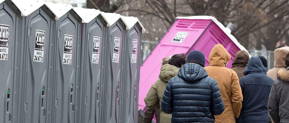 Auch manche Mobiltoiletten in Berlin sind nicht kostenlos. Für die, die Geld sparen will, sind Grünflächen eine Verführende obgleich unhygienische Alternativ.