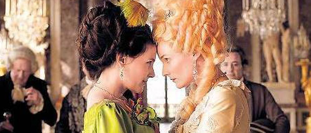 Letzter Schaulauf des Ancien Régime. Königin Marie-Antoinette (Diane Kruger, rechts) und ihre Favoritin Gabrielle de Polignac (Virginie Ledoyen) erlauben sich einen unbotmäßig intimen Moment vor den Augen des Hofstaats. Foto: capelight pictures
