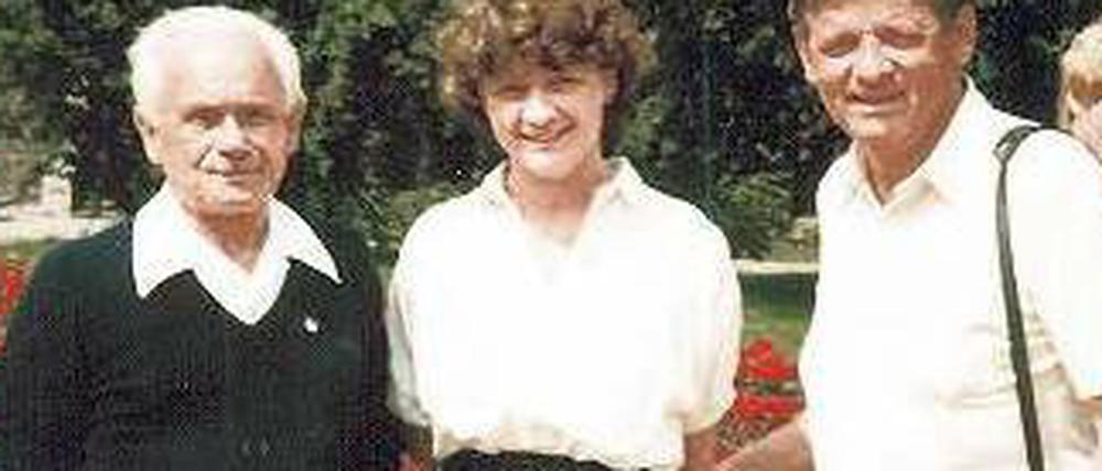 Treffen in Krakau. KZ-Überlebender Bronislaw Przedpelski (li), Tagesspiegel-Redakteurin Susanna Nieder und ihr Vater im Sommer 1983.