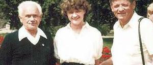 Treffen in Krakau. KZ-Überlebender Bronislaw Przedpelski (li), Tagesspiegel-Redakteurin Susanna Nieder und ihr Vater im Sommer 1983.