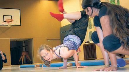 Alles ist möglich. Auf der Insel Scharfenberg lernen Acht- und Neuntklässler aus allen Schultypen, was sie können. Hier üben Mädchen die Breakdance-Figur „Baby Freeze“. Fotos: Christian Mang