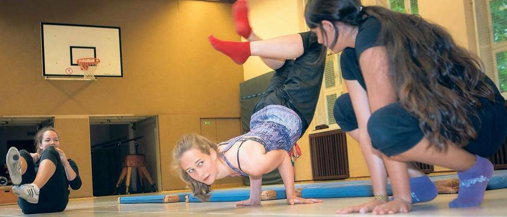 Alles ist möglich. Auf der Insel Scharfenberg lernen Acht- und Neuntklässler aus allen Schultypen, was sie können. Hier üben Mädchen die Breakdance-Figur „Baby Freeze“. Fotos: Christian Mang