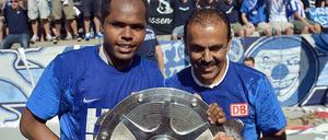 Als noch alles gut war: Hertha-Trainer Jos Luhukay (r.) und Spielmacher Ronny mit der Meisterschale der Zweiten Liga.