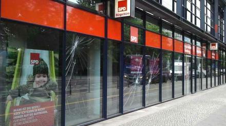 Unbekannte haben mehrere Pflastersteine und Farbbeutel auf die SPD-Zentrale am Willy-Brandt-Haus geworfen. Dabei gingen mehrere Scheiben zu Bruch. 