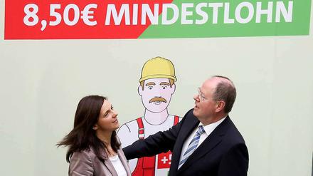 Peer Steinbrück und Katrin Göring-Eckardt vor einem Werbeplakat.