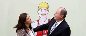 Peer Steinbrück und Katrin Göring-Eckardt vor einem Werbeplakat.